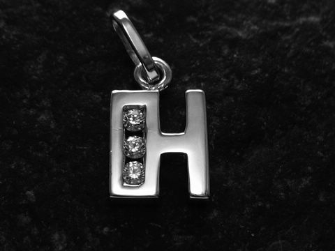 Anhänger aus rhodiniertem Silber in Form des Buchstabens H, verziert mit drei Zirkonia. Hersteller Juwelier Harnisch, ideal für personalisierte Schmuckstücke.