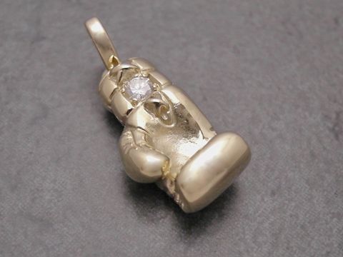 Boxhandschuh Anhänger aus Gelbgold 585 in Handarbeit gefertigt, verziert mit einem Brillant, präsentiert von Juwelier Harnisch. Ideal für Boxsportfans und Schmuckliebhaber.