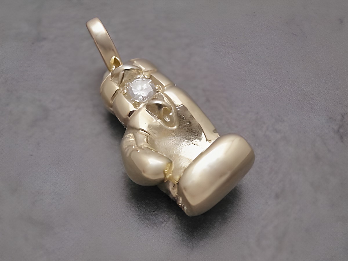 Boxhandschuh Anhänger aus Gelbgold 585 in Handarbeit gefertigt, verziert mit einem Brillant, präsentiert von Juwelier Harnisch. Ideal für Boxsportfans und Schmuckliebhaber.