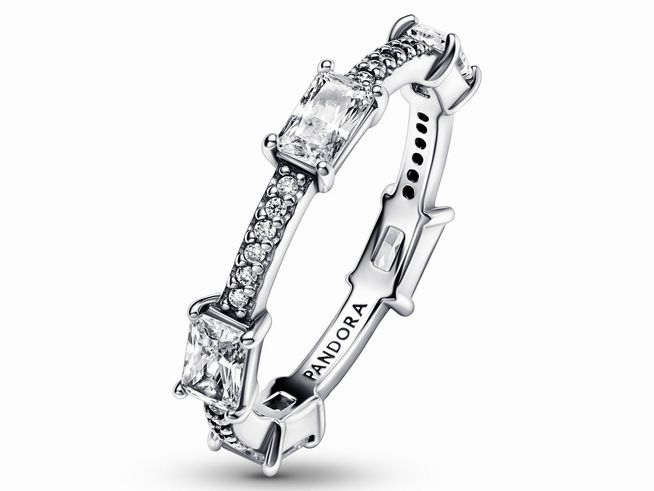 Der rechteckige funkelnde Pavé-Ring von Pandora aus Sterling Silber ist mit klaren Zirkonia verziert und hat die Größe 56. Elegant und zeitlos für jeden Anlass.