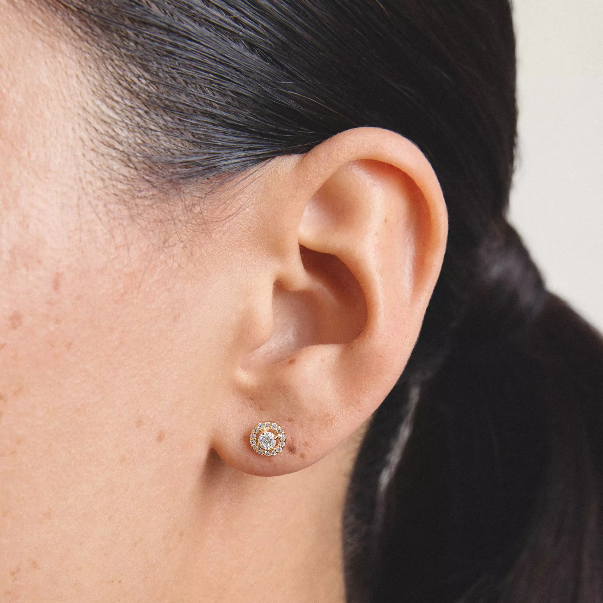 Thomas Sabo Ohrstecker mit weißem Zirkonia im Brillantschliff – vergoldet – Ansicht 4