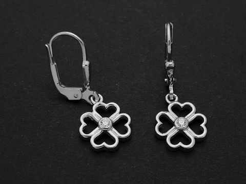 Silberne Kleeblatt-Ohrhänger mit glitzerndem Zirkonia in der Mitte, hergestellt von Juwelier Harnisch, ein glücksbringendes Schmuckstück.