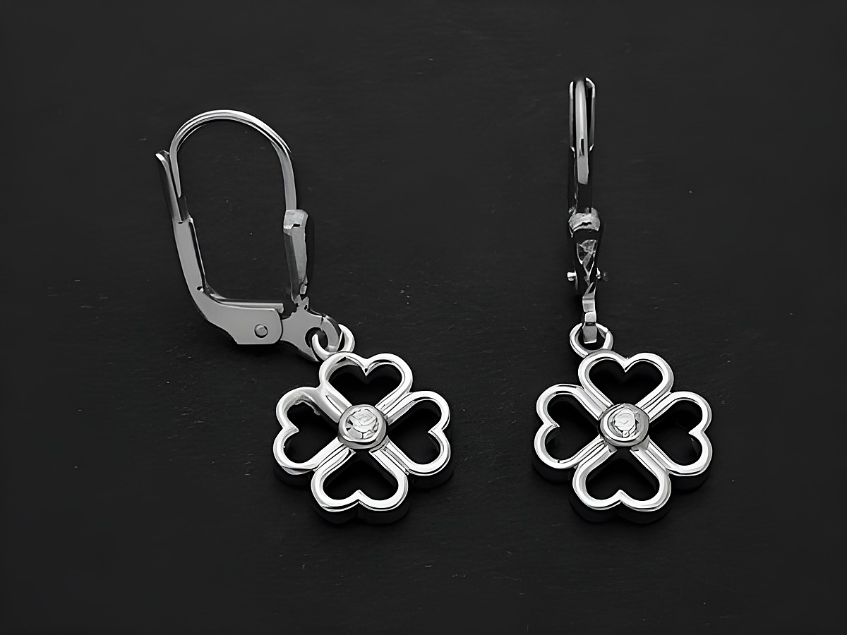 Silberne Kleeblatt-Ohrhänger mit glitzerndem Zirkonia in der Mitte, hergestellt von Juwelier Harnisch, ein glücksbringendes Schmuckstück.