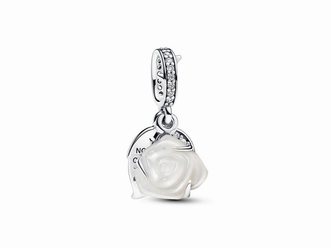 793200000-0 Doppelter Charm-Anhänger von Pandora in Silber mit einer weißen, blühenden Rose und Steinmix. Der Anhänger hat einen funkelnden Teil und ist für persönliche Schmuckkreationen geeignet.