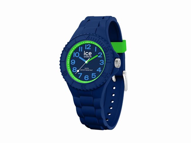 Die Ice-Watch ICE hero in der Farbe Blue Raptor mit extra kleinem Gehäuse zeigt ein blaues Zifferblatt und grüne Details. Sie ist aus Silikon und wasserfest. Ideal für sportliche Aktivitäten.