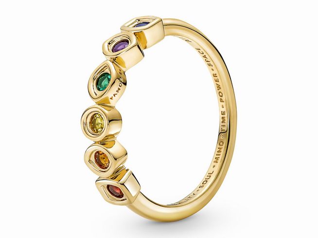 Ein gelbgoldfarbener Ring von Pandora mit fünf bunten Kristallen in verschiedenen Formen, inspiriert von den Infinity-Steinen aus dem Marvel-Universum. Größe 58/18,5.
