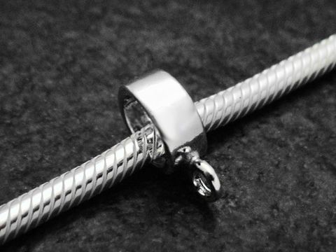 Elegance BLANKO charms Einhänger aus Sterling Silber mit 4 mm Durchmesser, glänzende Oberfläche, ideal für Schmuckstücke und Armbänder, präsentiert auf einem strukturierten Untergrund.