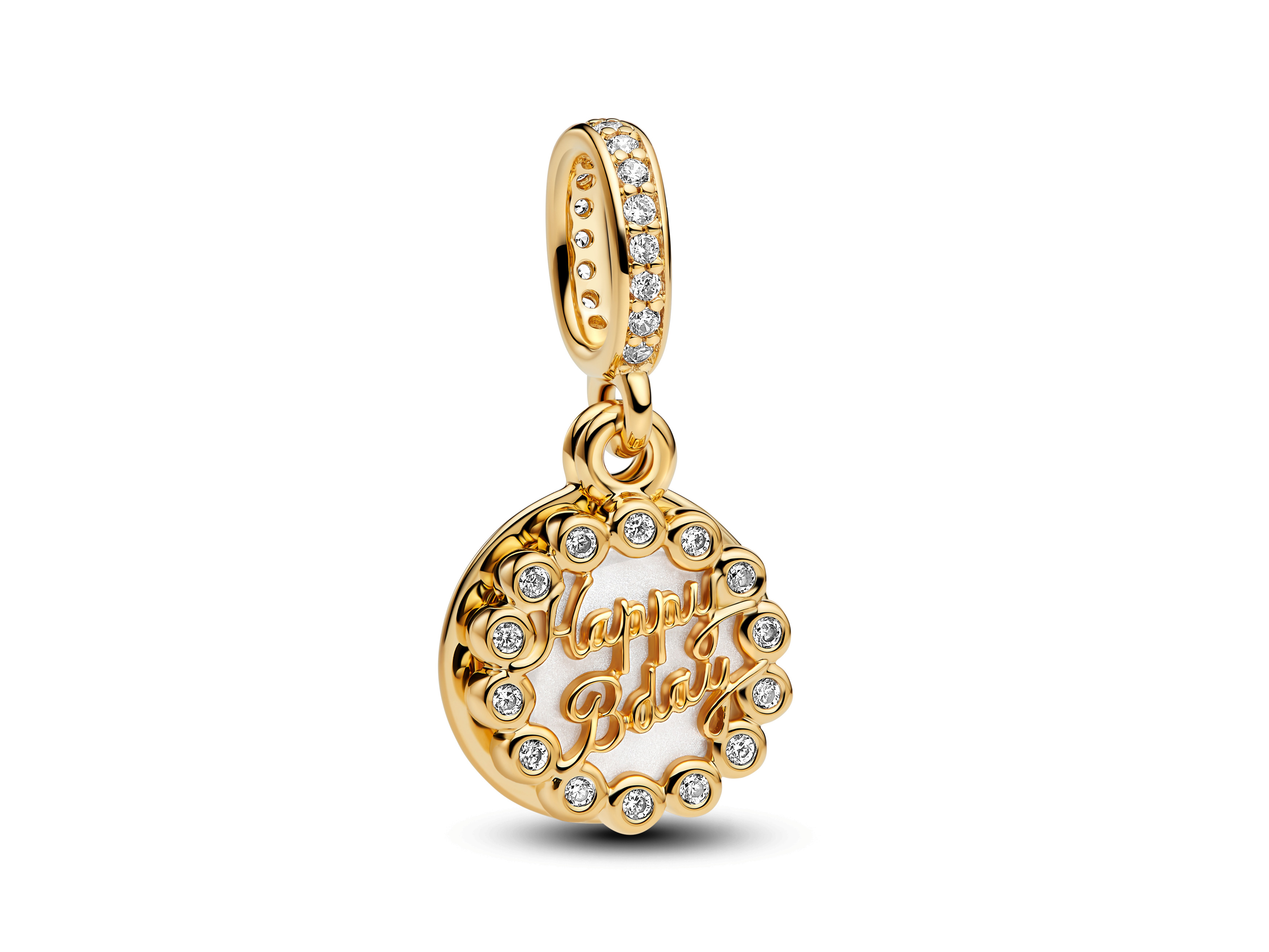 Charm von Pandora mit der Aufschrift Happy Birthday, dekoriert mit weißen Steinen und vergoldetem Gelbgold, ideal als Geschenk zur Geburtstagsfeier.