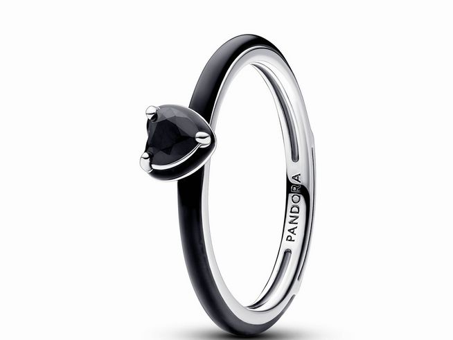 Schwarzer Chakra Herz Ring aus Sterling Silber von Pandora mit handgearbeitetem schwarzen Kristall und einer Größe von 58, präsentiert einen eleganten und modernen Look.