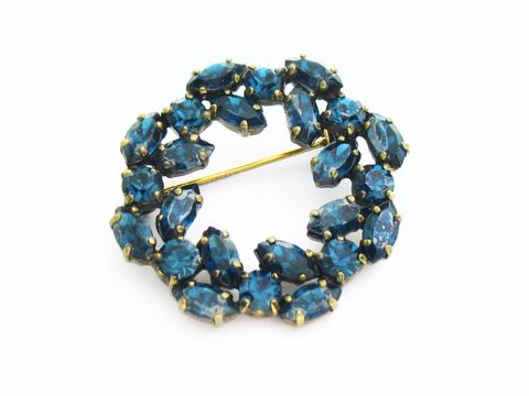 Blaue Strass Brosche im sexy City Look, rund, hergestellt von Juwelier Harnisch, gefertigt aus funkelndem Blau-Crystal. Ideal für stilvolle Akzente.