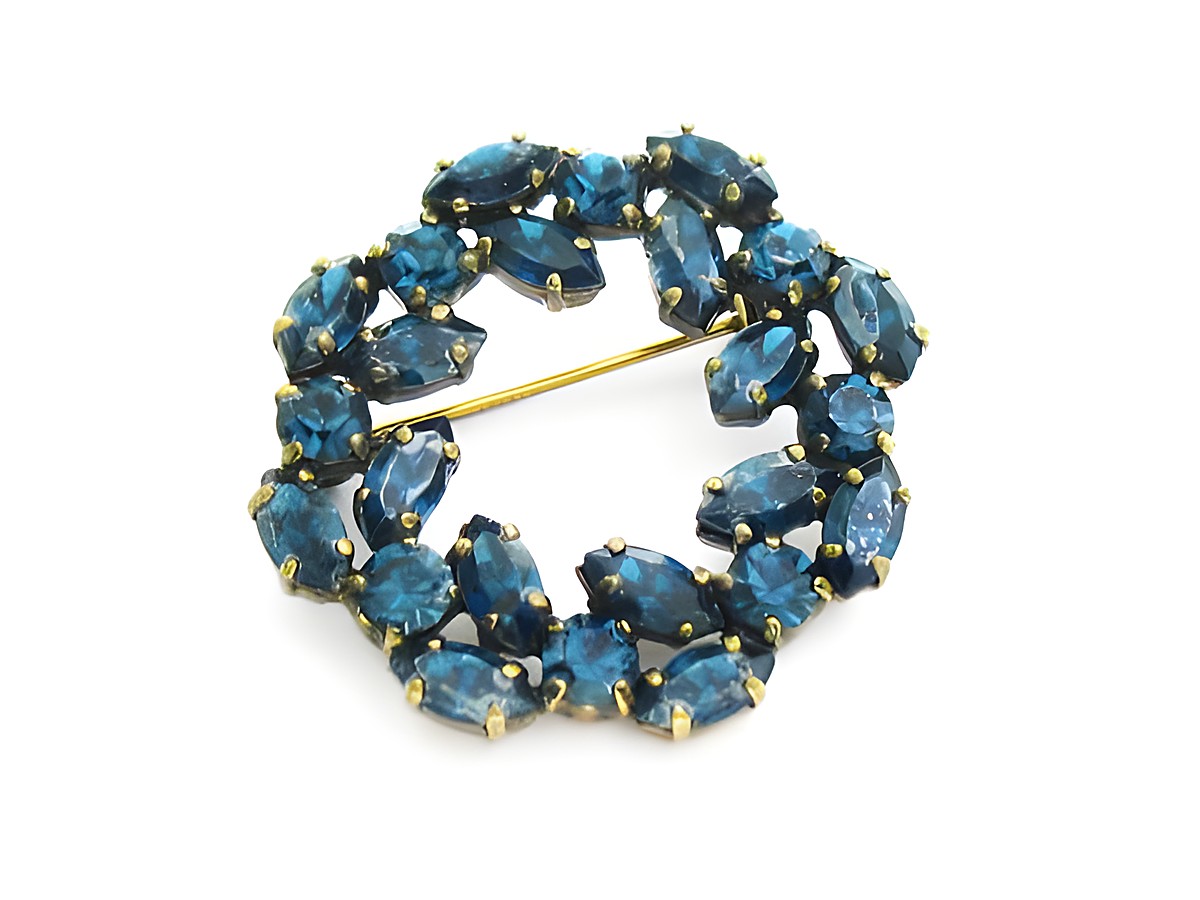 Blaue Strass Brosche im sexy City Look, rund, hergestellt von Juwelier Harnisch, gefertigt aus funkelndem Blau-Crystal. Ideal für stilvolle Akzente.