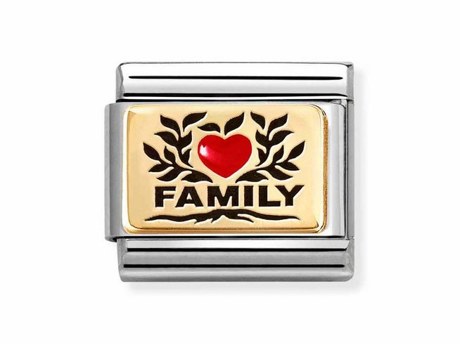 Ein goldfarbener Charm mit dem Wort Family in Schwarz und einem roten Herzen, umgeben von Zweigen, ideal für Schmuckliebhaber, die Familie schätzen.