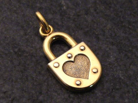 Herz-Schloss Goldanhänger aus Gold 333, 19 x 10 mm, flach, Hersteller Juwelier Harnisch, mit herzförmigem Durchbruch und dekorativen Details. Ideal für persönlichen Schmuck.