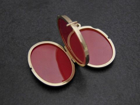 Medaillon für 4 Fotos, 26 x 19 mm, aus Gold 750, poliert, mit roten Innenflächen, Hersteller Juwelier Harnisch, ideal für persönlichen Schmuck.