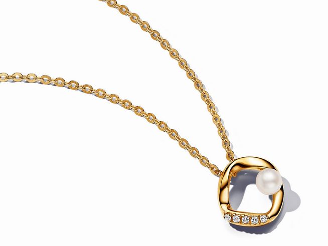 Die Pandora ESSENCE 363303C01 Halskette mit organisch geformtem Pavé Kreis, Süßwasserzuchtperlen und einer vergoldeten Kette strahlt elegante Schlichtheit und zeitlosen Stil aus.