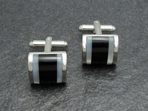 Silberfarbene Manschettenknöpfe im Onyx-Perlmutt-Look, hergestellt von Juwelier Harnisch, elegantes Design für den stilbewussten Mann. Ideal für besondere Anlässe oder das Büro.
