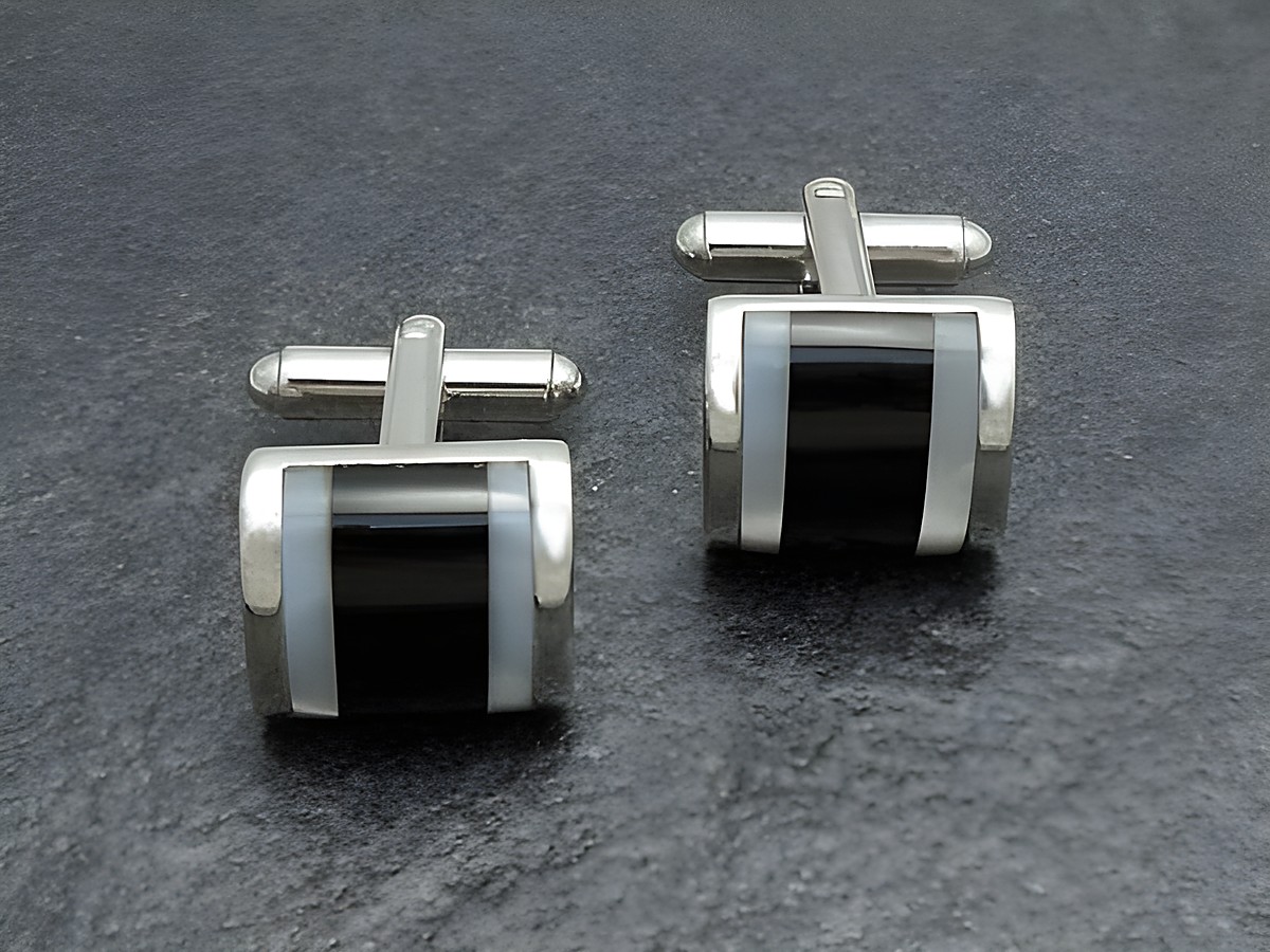 Silberfarbene Manschettenknöpfe im Onyx-Perlmutt-Look, hergestellt von Juwelier Harnisch, elegantes Design für den stilbewussten Mann. Ideal für besondere Anlässe oder das Büro.