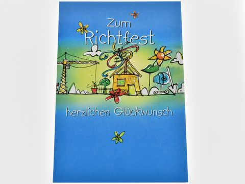 Eine farbenfrohe Grußkarte zum Richtfest zeigt eine verspielte Zeichnung eines Hauses mit einem Kran, Blumen und einem blauen Himmel sowie dem Text herzlichen Glückwunsch.