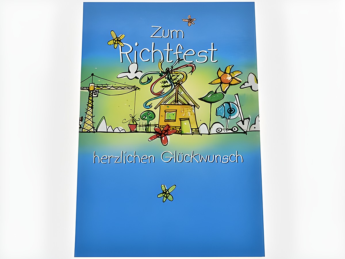 Eine farbenfrohe Grußkarte zum Richtfest zeigt eine verspielte Zeichnung eines Hauses mit einem Kran, Blumen und einem blauen Himmel sowie dem Text herzlichen Glückwunsch.