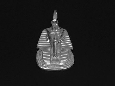 Tut Ench Amun Anhänger aus rhodiniertem Silber, künstlerisch gestaltet mit dem Gesicht des Pharaos und feinen Details, hergestellt von Juwelier Harnisch, Ägypten.