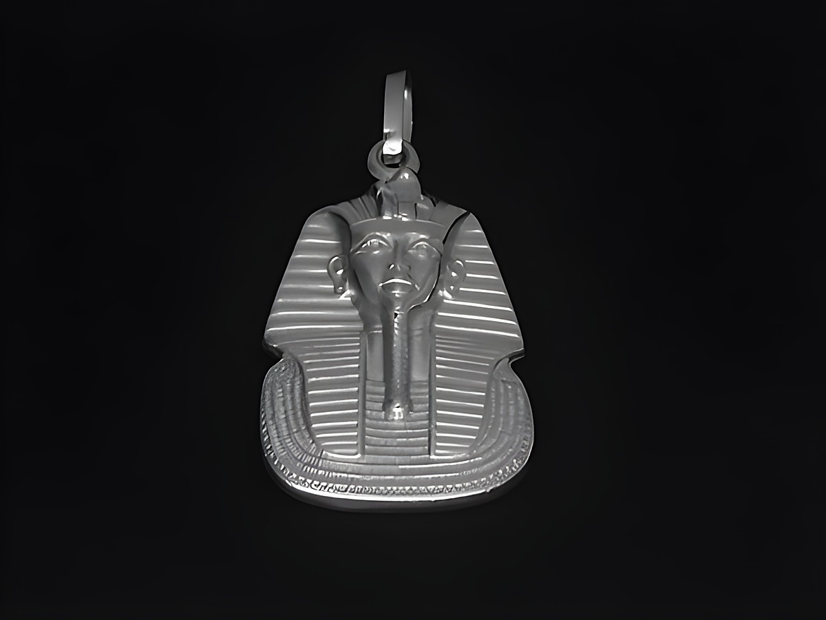 Tut Ench Amun Anhänger aus rhodiniertem Silber, künstlerisch gestaltet mit dem Gesicht des Pharaos und feinen Details, hergestellt von Juwelier Harnisch, Ägypten.