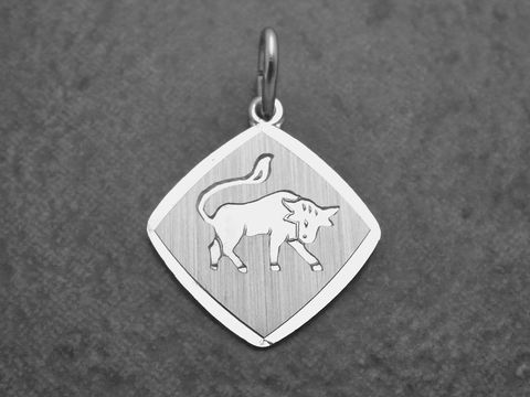Sternzeichen Anhänger aus rhodiniertem Sterling Silber für das Sternzeichen Stier, mit stilisiertem Stiermotiv auf quadratischem Grund. Hochwertiges Schmuckstück vom Juwelier Harnisch.