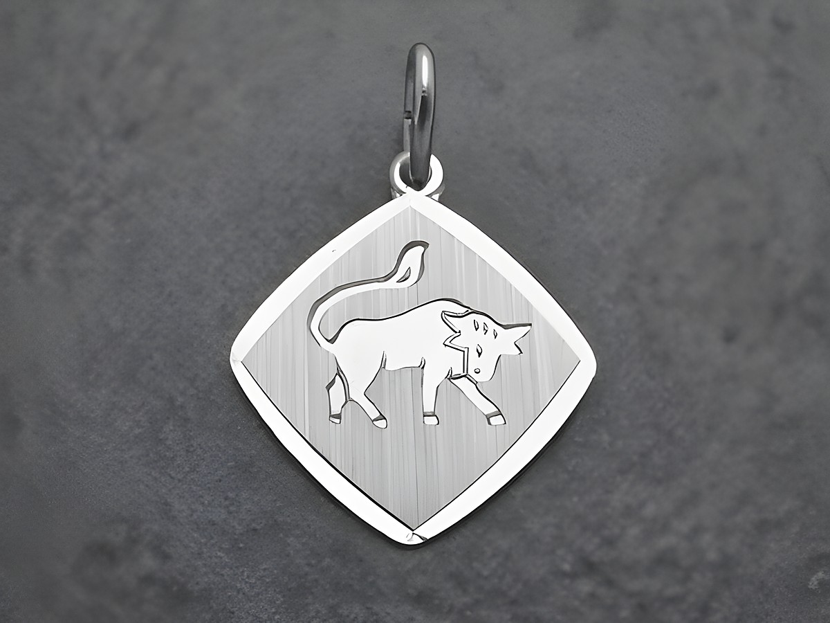 Sternzeichen Anhänger aus rhodiniertem Sterling Silber für das Sternzeichen Stier, mit stilisiertem Stiermotiv auf quadratischem Grund. Hochwertiges Schmuckstück vom Juwelier Harnisch.
