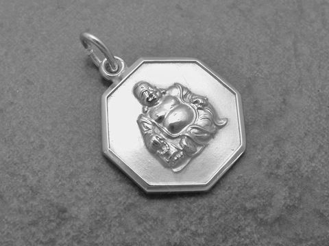 Silber Anhänger mit Buddha-Motiv als Glücksbringer, rund um das Buddha-Relief eine achteckige Form, Hersteller Juwelier Harnisch, religiöses Schmuckstück.