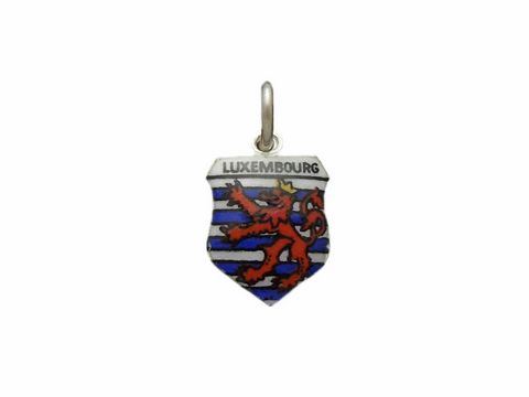 Silber Anhänger mit dem Länderwappen von Luxemburg, das einen roten Löwen auf blauen und weißen Streifen zeigt, Hersteller Juwelier Harnisch, ideal für einen eleganten Schmucklook.