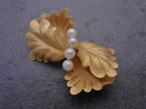 Gold Brosche naturlieb Gold 750 Zuchtperlen Anstecknadel Hersteller Juwelier Harnisch Broschen mit dekorativem Blattdesign und drei Perlen in der Mitte.