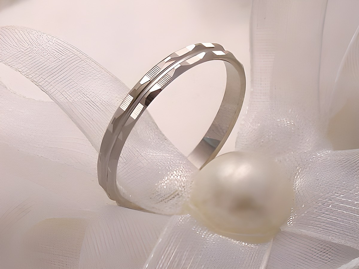 Trauring Ehering in Weißgold 333, Größe 64/20,4, hergestellt von Juwelier Harnisch, elegant gestaltet mit einer feinen oberflächlichen Struktur, platziert auf zarter Organza.