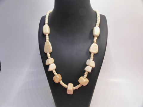 Holzkette Multiform 20 mm naturbraun 60 cm Holz Schmuck des Herstellers Juwelier Harnisch, zeigt eine stilvolle Anordnung von verschieden geformten Holzelementen in naturbrauner Farbe.