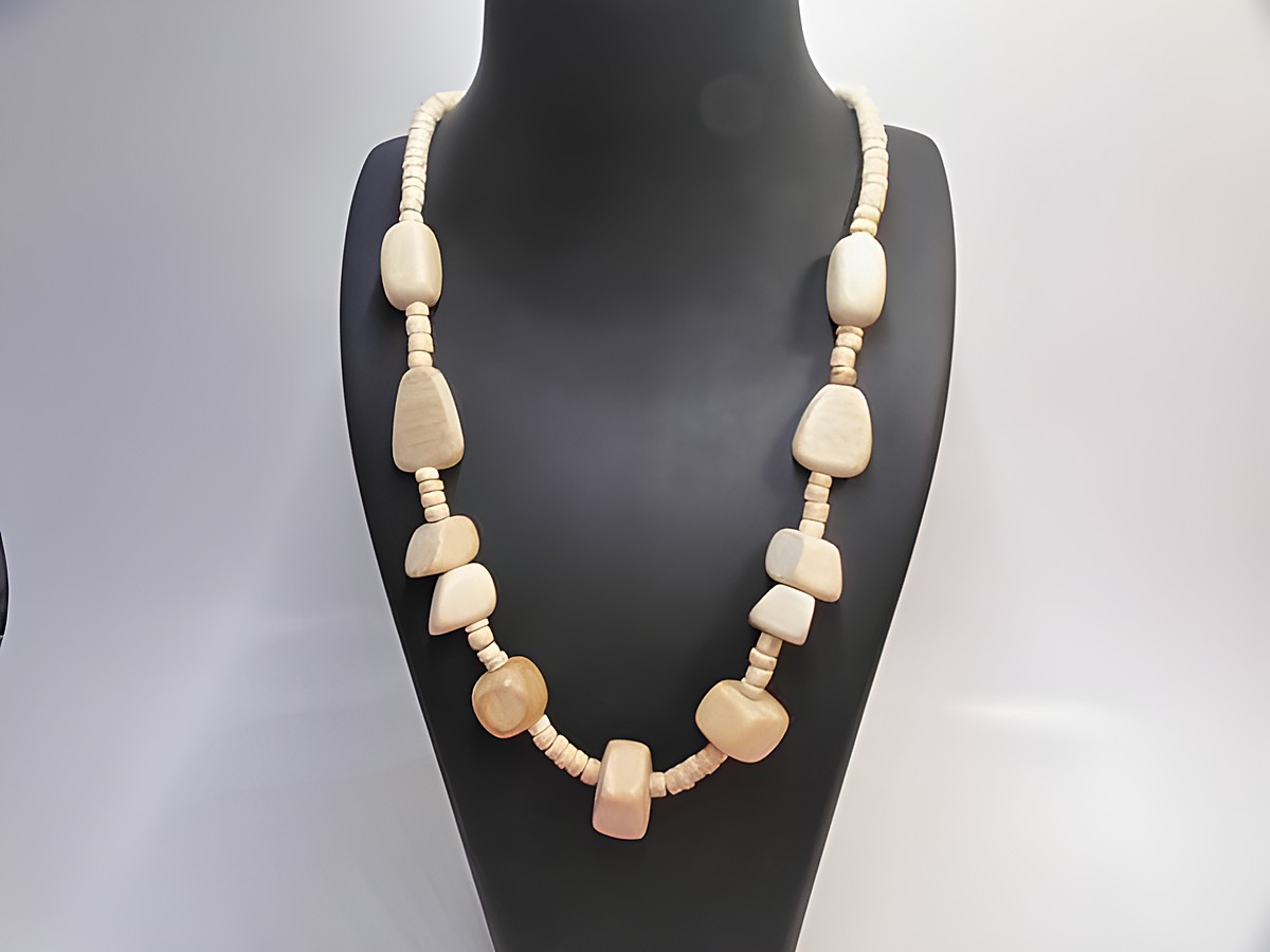 Holzkette Multiform 20 mm naturbraun 60 cm Holz Schmuck des Herstellers Juwelier Harnisch, zeigt eine stilvolle Anordnung von verschieden geformten Holzelementen in naturbrauner Farbe.