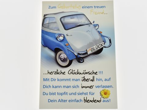 Geburtstagskarte mit einem kleinen blauen Cabrio auf der Vorderseite, dazu der Schriftzug herzliche Glückwünsche und ein Text über Freundschaft und das Älterwerden.