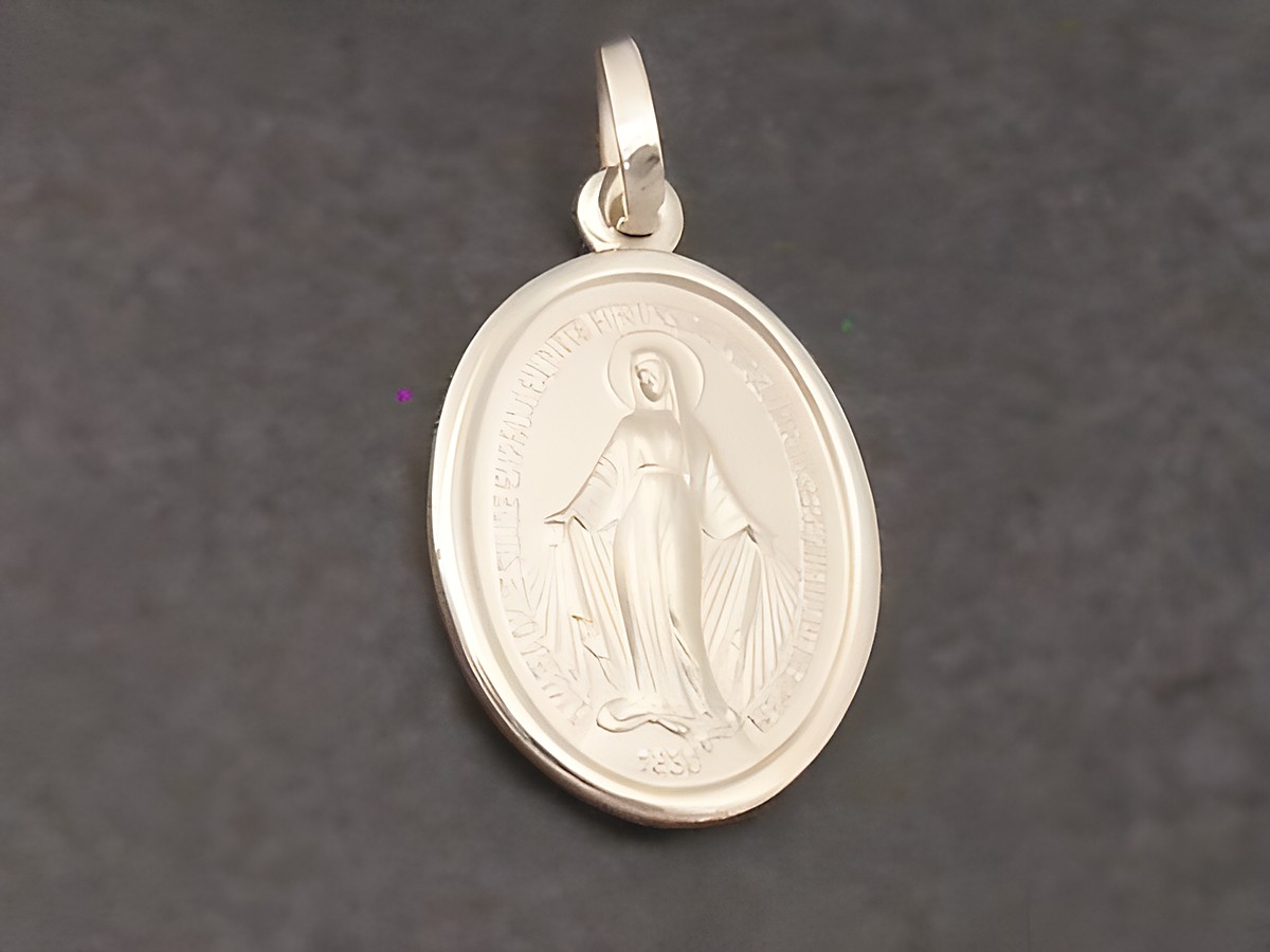 Heilige Maria - Milagrosa Herzen - goldfarbener, teilmattierter Anhänger von Juwelier Harnisch, zeigt die Schutzpatronin in ovaler Form und ist ideal als religiöses Schmuckstück.