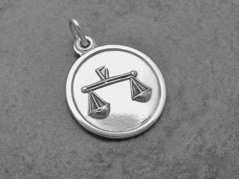 Silber Anhänger Sternzeichen Waage rund, mit dem Symbol der Waage in der Mitte, Hersteller Juwelier Harnisch, ideal als Schmuckstück für Waage-Geborene.