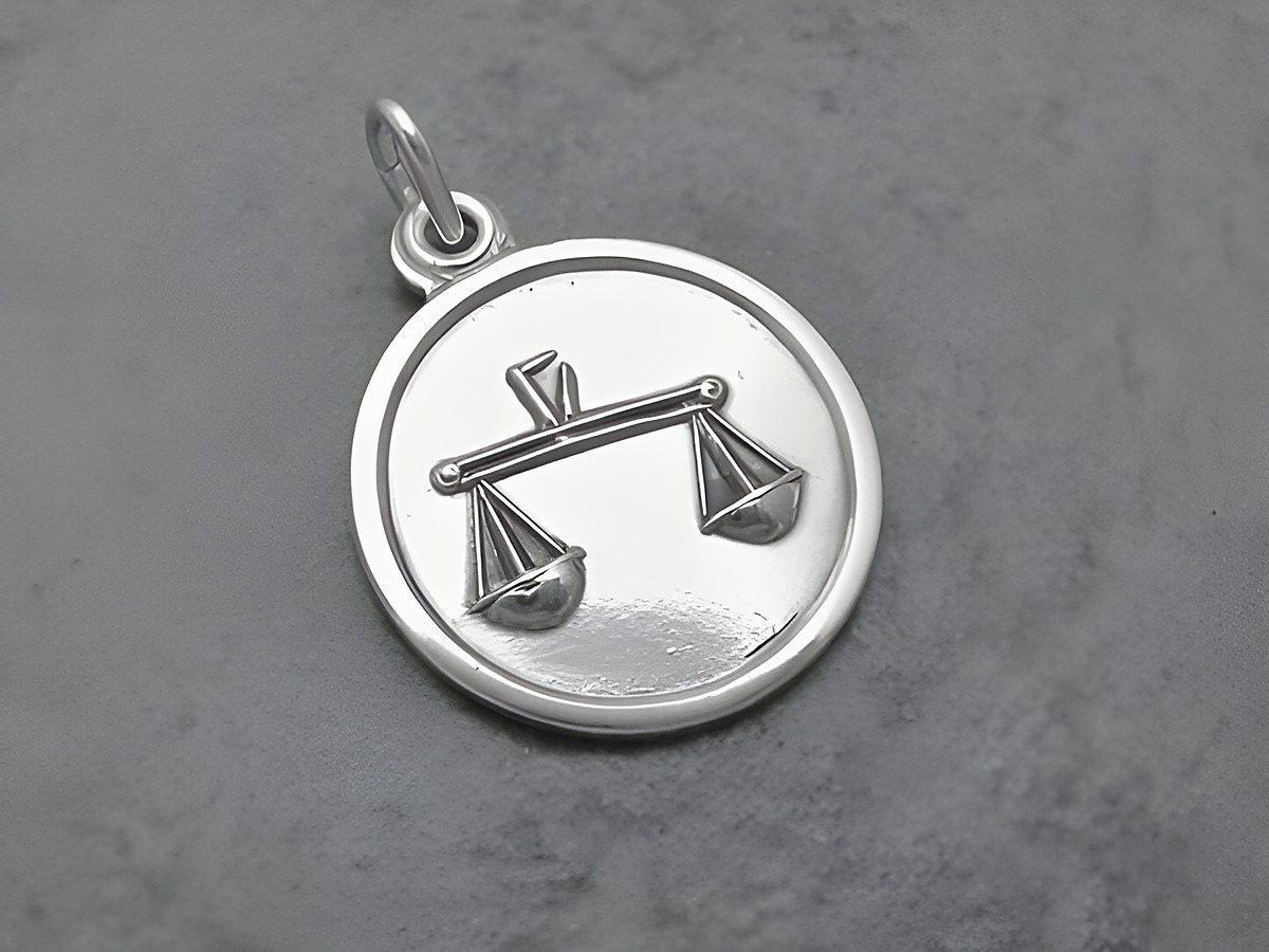 Silber Anhänger Sternzeichen Waage rund, mit dem Symbol der Waage in der Mitte, Hersteller Juwelier Harnisch, ideal als Schmuckstück für Waage-Geborene.