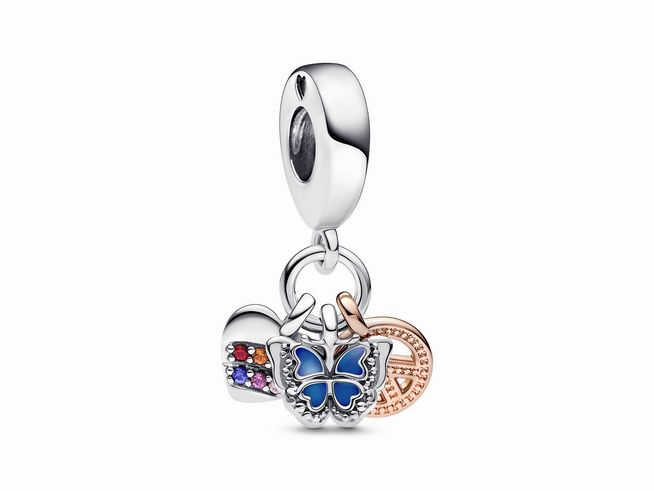 Pandora Charm Anhänger 782572C01 mit einem Schmetterling aus Silber und Roségold Vergoldung, ergänzt von bunten Details und einem erlaubten Durchmesser für Armbänder.