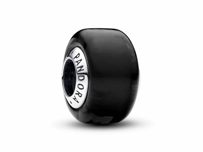 Schwarzer Murano-Glas Mini-Charm von Pandora aus Sterling Silber mit glatter Oberfläche und eingravierter Logo-Plakette, ideal für edlen Schmuck.