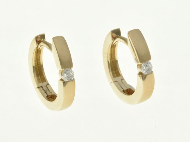 Creolen aus Sterling Silber, rosegold vergoldet, mit Zirkonia, Durchmesser 1,4 cm und Stein 2,6 mm, hergestellt von Juwelier Harnisch. Elegantes design für stilvolle Akzente.