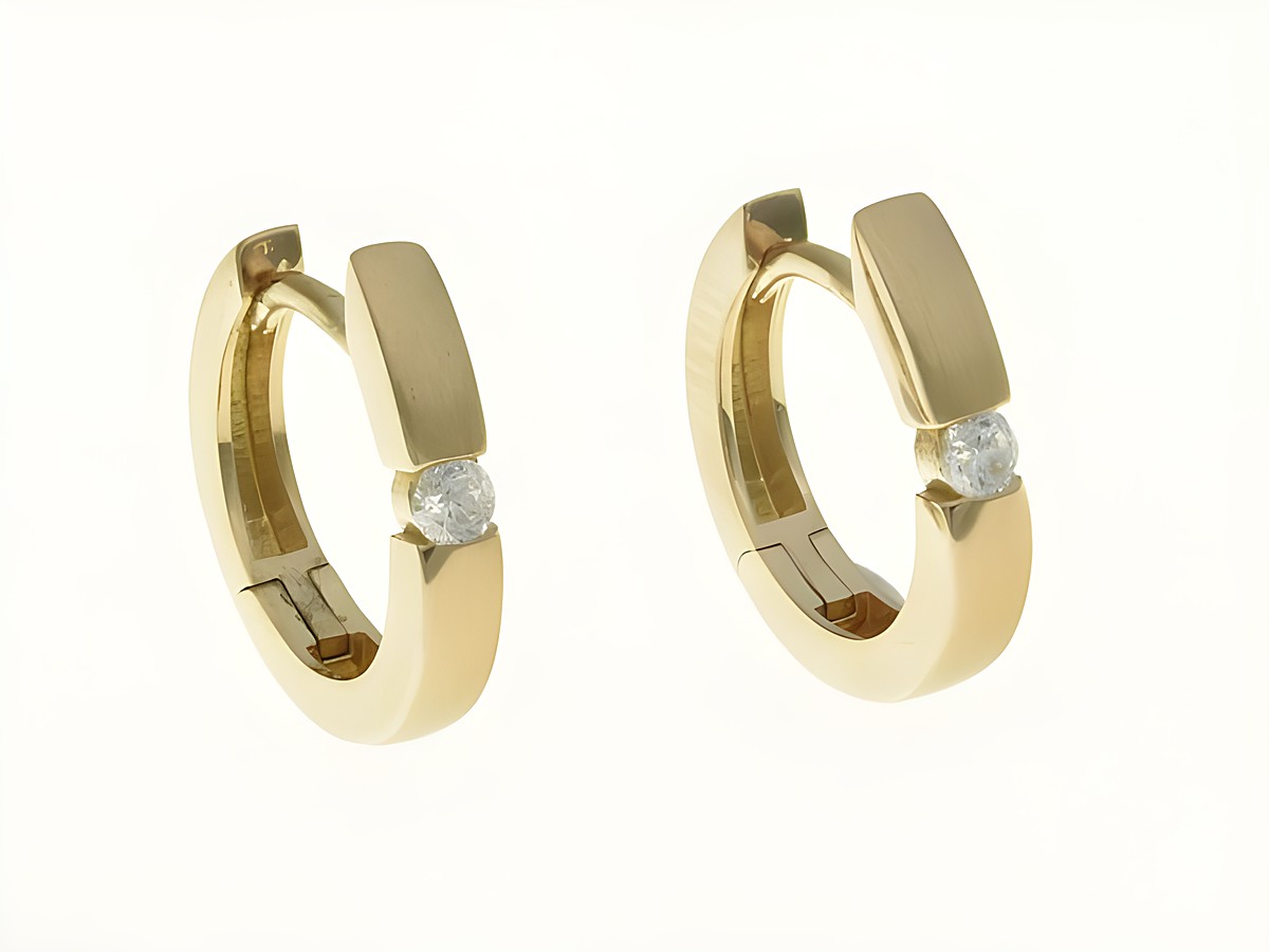 Creolen aus Sterling Silber, rosegold vergoldet, mit Zirkonia, Durchmesser 1,4 cm und Stein 2,6 mm, hergestellt von Juwelier Harnisch. Elegantes design für stilvolle Akzente.