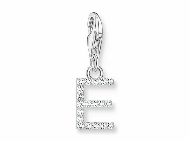Funkelnder Thomas Sabo Charm-Anhänger in Silber, geformt als Buchstabe E, besetzt mit weißen Zirkonia, ideal für persönliche Akzente und stilvolle Schmuckstücke.
