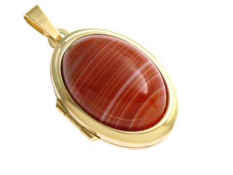 Roter Sardonyx Cabochon in ovaler Form, gefasst in einem eleganten Gold 585 Medaillon des Juweliers Harnisch, ideal für jeden Anlass.
