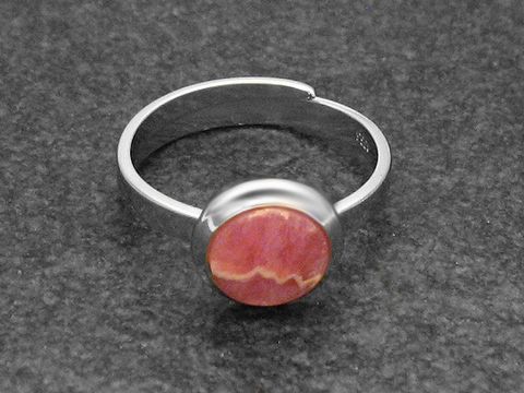 Silberring mit verstellbarem Runddesign, besetzt mit einem rhodinierten Rhodochrosit-Stein in sanften Rosatönen, gefertigt vom Juwelier Harnisch.