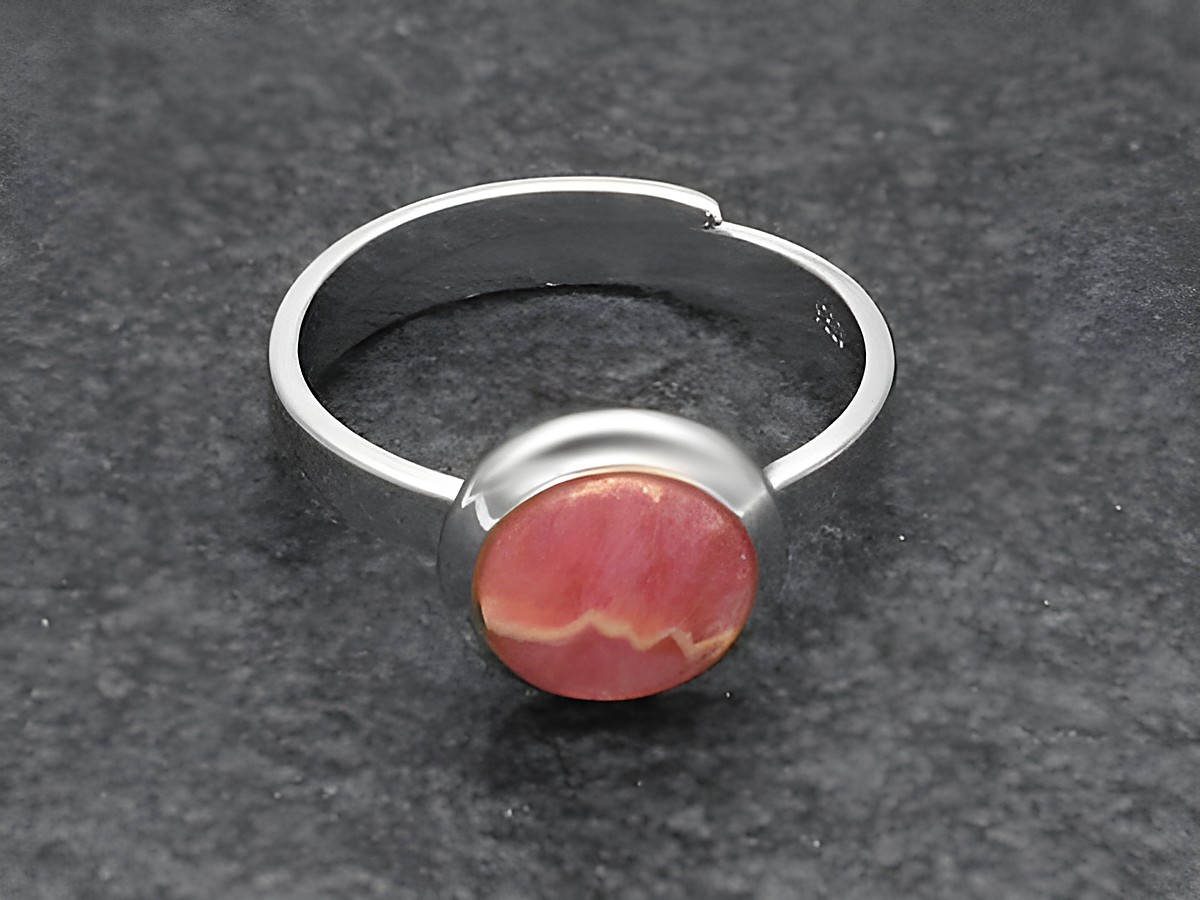 Silberring mit verstellbarem Runddesign, besetzt mit einem rhodinierten Rhodochrosit-Stein in sanften Rosatönen, gefertigt vom Juwelier Harnisch.