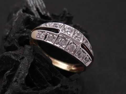 Gold Ring - nobel - Gold 585 bicolor - Zirkonia - Goldring - Gr. 56,5, Hersteller: Juwelier Harnisch, bis Gr. 58/18,5, glänzender Ring mit Zirkonia besetzt auf schwarzem Untergrund.