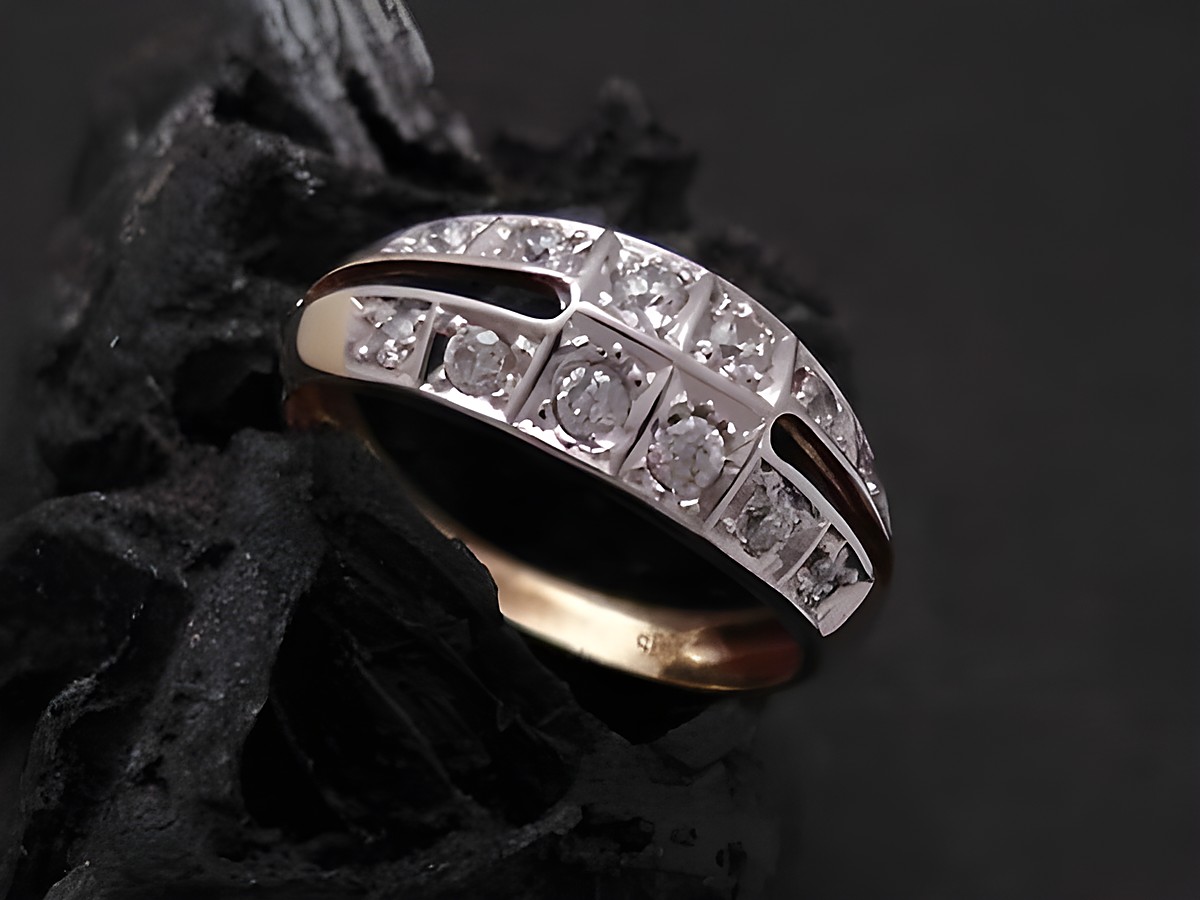 Gold Ring - nobel - Gold 585 bicolor - Zirkonia - Goldring - Gr. 56,5, Hersteller: Juwelier Harnisch, bis Gr. 58/18,5, glänzender Ring mit Zirkonia besetzt auf schwarzem Untergrund.