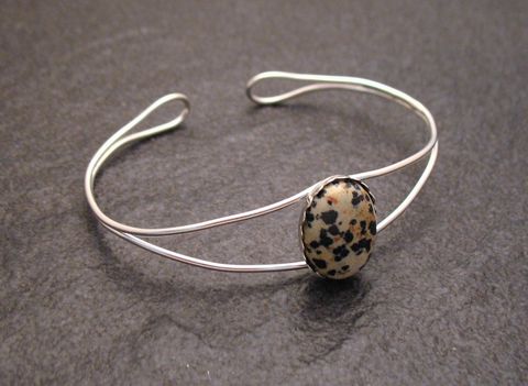 Dalmatiner Jaspis Armreifen 17 cm Sterling Silber, zeigt einen eleganten, offenen Design mit einem ovalen Jaspisstein. Der Umfang beträgt 17 cm und ist handgefertigt vom Juwelier Harnisch.
