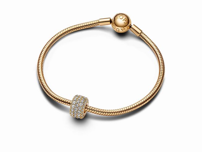 Funkelndes Dreireihiges Pavé-Charm aus gelbgold vergoldetem Material mit Zirkonia, verarbeitet in einem eleganten Armband von Pandora. Ideal für stilvolle Akzente.