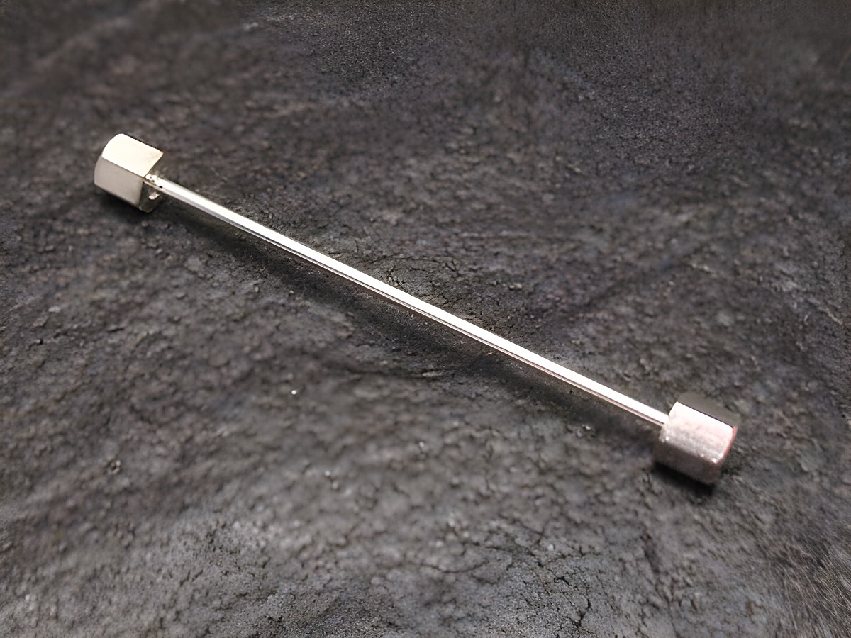 Kragennadel aus versilbertem Metall, eckig, Hersteller Juwelier Harnisch, ideal für modische Akzente und das Festigen von Kragen. Elegantes Design für stilbewusste Träger.